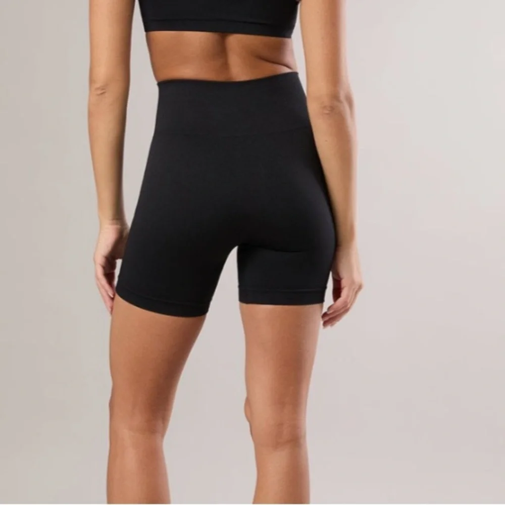 IVL Seamless Biker Short size XS-S - Picture 2 of 3